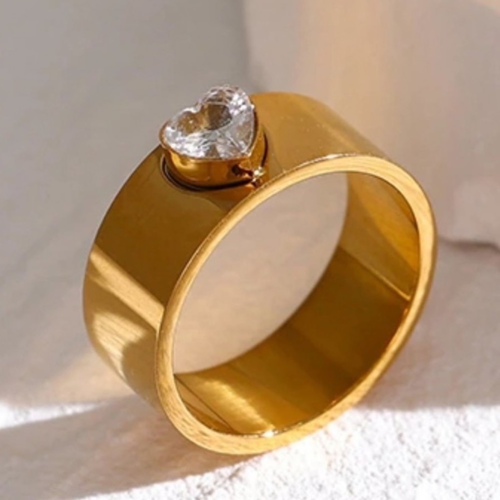 18k Gold Plated Titaium Heart Ring Size 8 - Picture 3 of 6